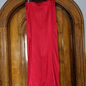 Satin-like full skirt with leg slit